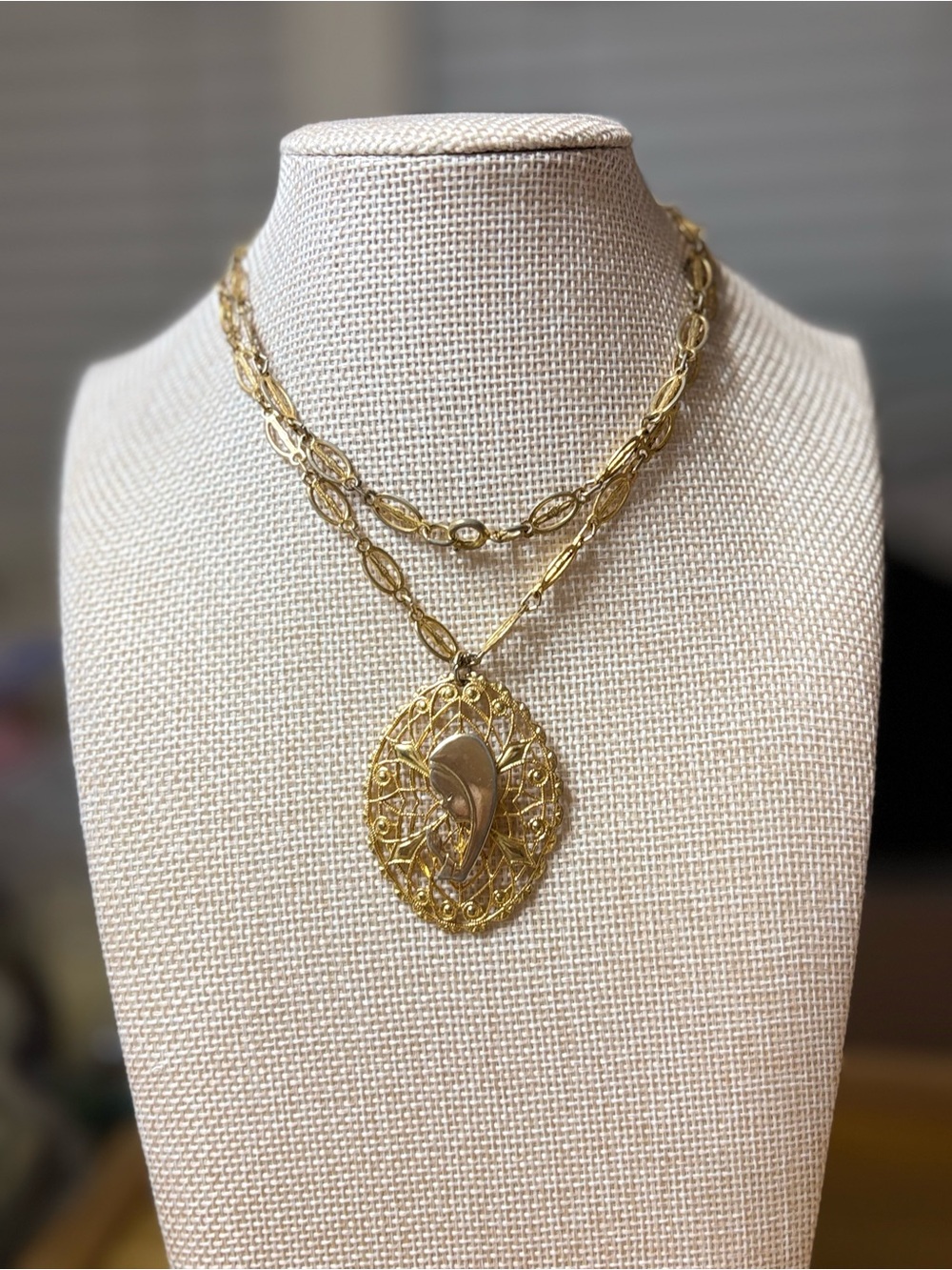virgin mary Gold-Tone Pendant Necklace
there is some tone loss, layered for pic!